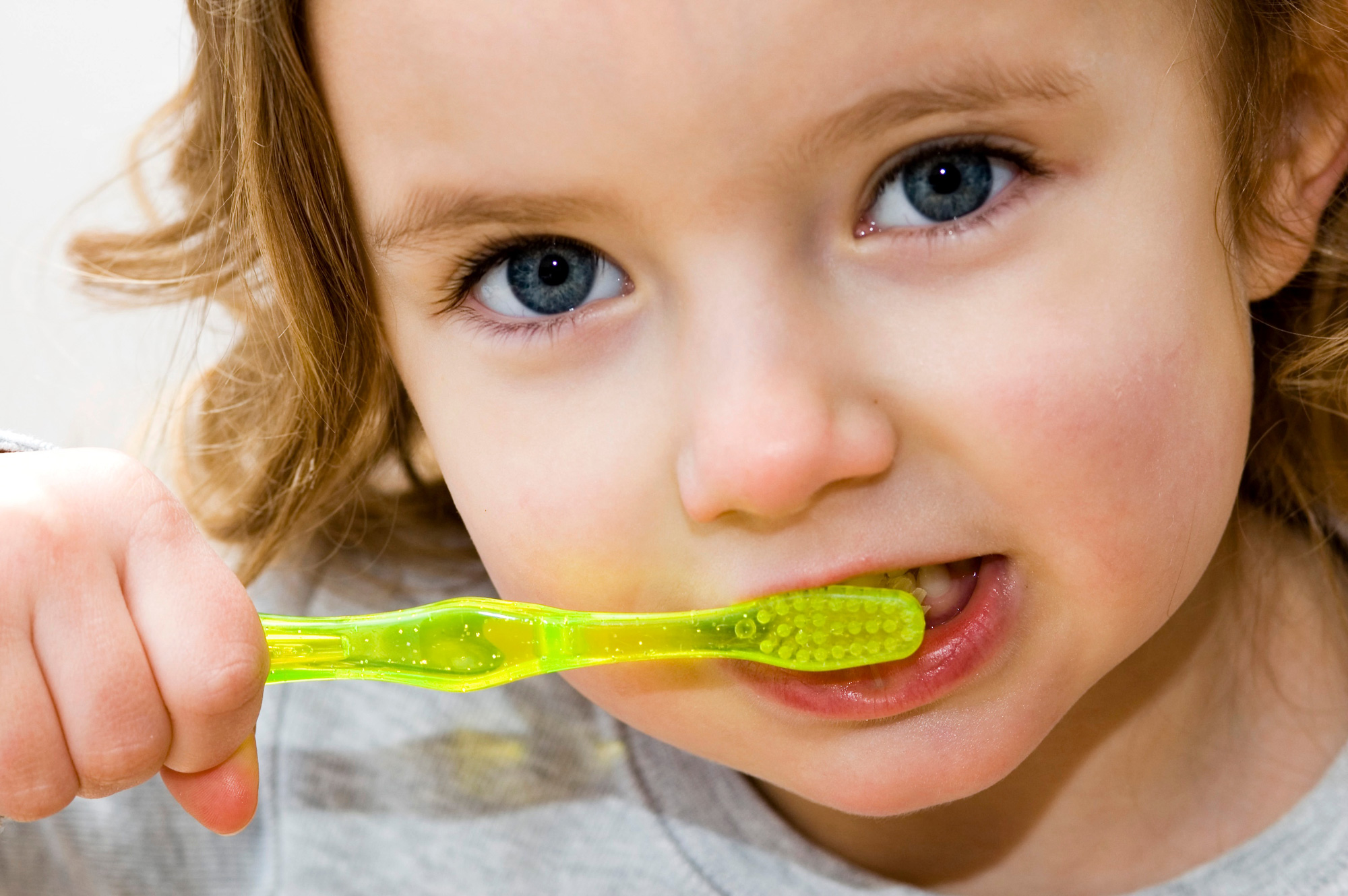 Depositphotos_8000250_original-Girl-Brushing-Preventive-